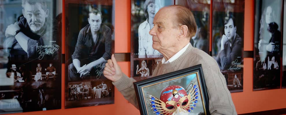 НАРОДНЫЙ АРТИСТ РОССИИ ГЕОРГИЙ ОБУХОВ ПЕРЕДАЛ «ЗОЛОТУЮ МАСКУ» В РОДНОЙ ТЕАТР!