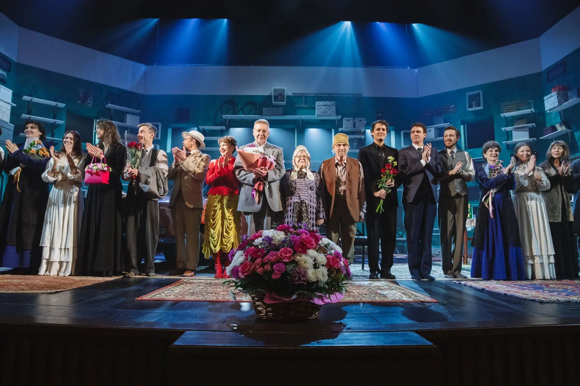 Всемирный день театра в Алтайском театре драмы: губернатор Виктор Томенко поздравил артистов с премьерой