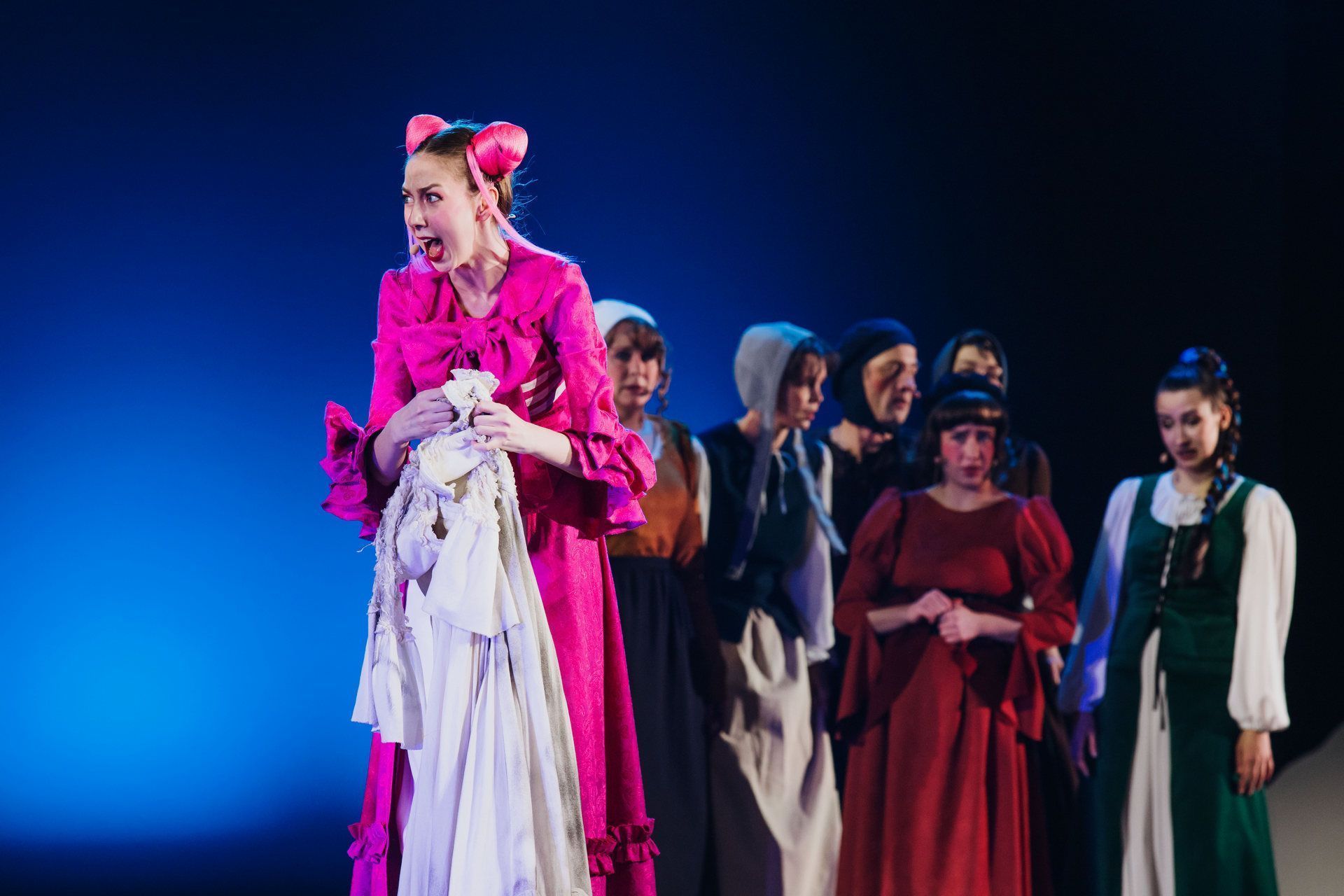 Марафон чудес: в Алтайском краевом театре драмы 60 раз покажут новогодний спектакль «Три орешка для Золушки»