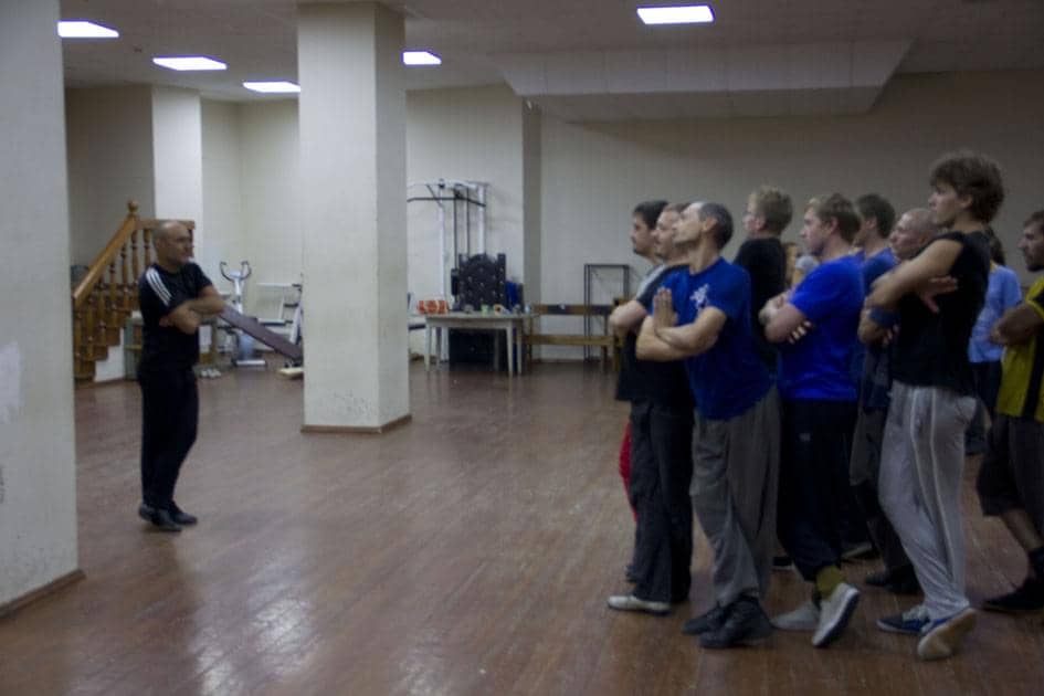 Известный балетмейстер страны Николай Реутов приехал для постановки танцевальных номеров в спектакле «За двумя зайцами» 