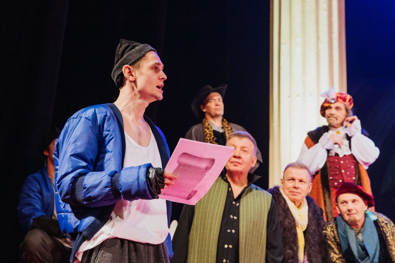 В стиле Шекспира: Елену Зотову поздравили с юбилеем после спектакля «Укрощение строптивой»