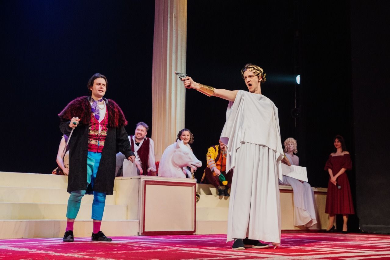 В стиле Шекспира: Елену Зотову поздравили с юбилеем после спектакля «Укрощение строптивой»