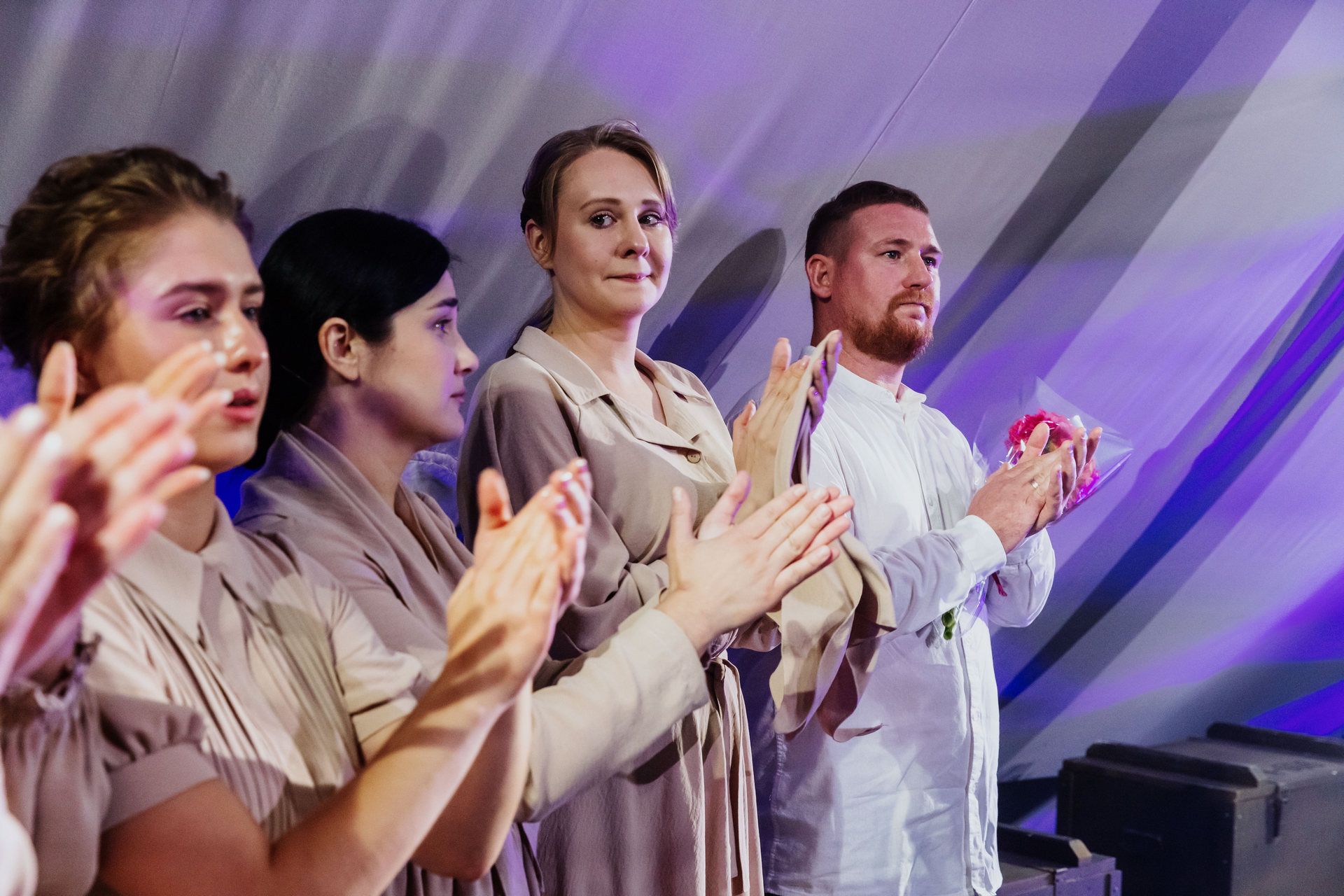 История страны голосами матерей бойцов СВО. Премьера спектакля «А в доме том солдата ждут» состоялась в театре драмы