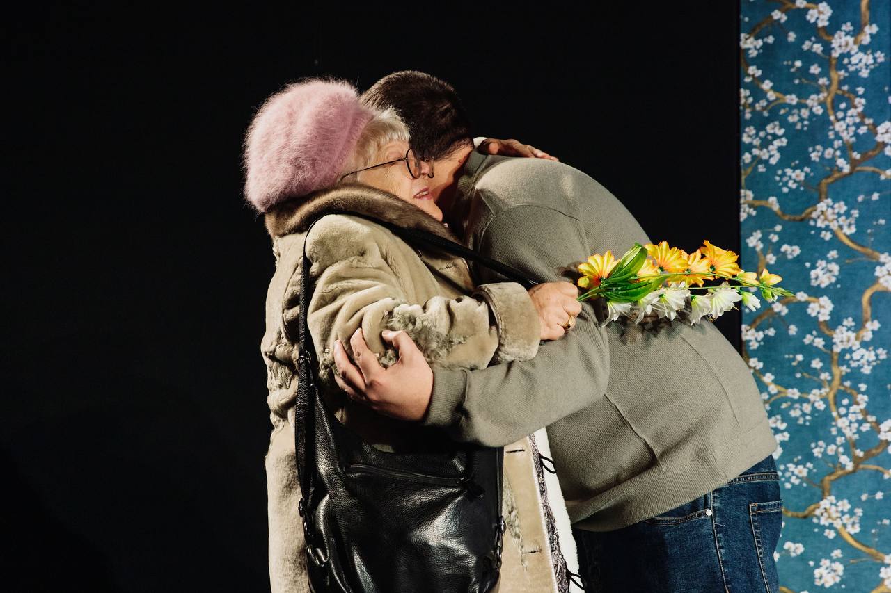 «Не надо нас забывать»: премьера спектакля «Старадость» прошла в Алтайском краевом театре драмы