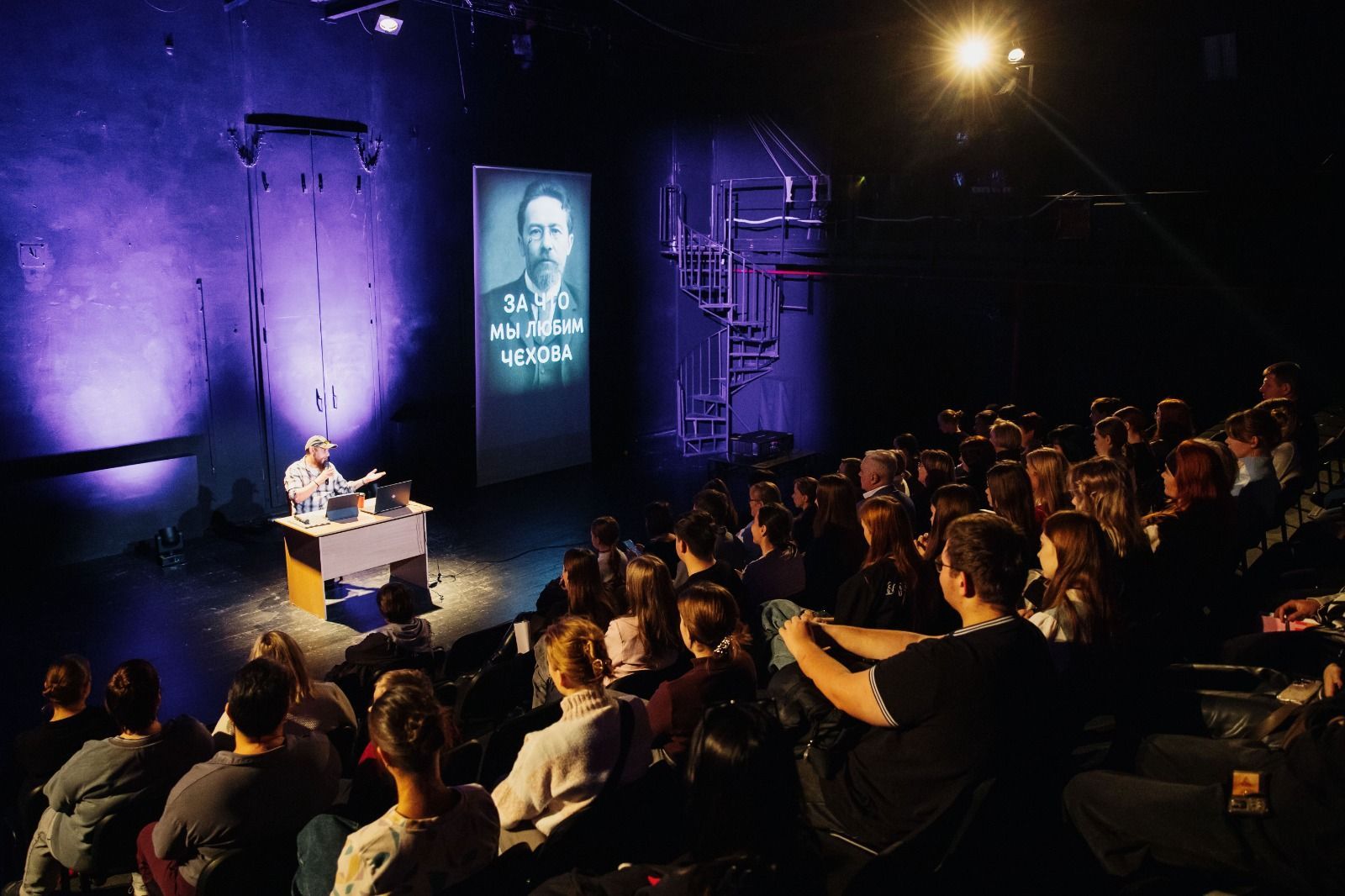 «Чехов как экзистенциальный кризис»: главный режиссёр театра драмы — о том, почему классик пугает и завораживает