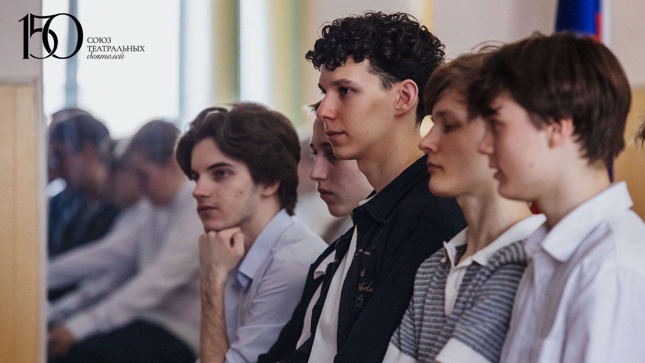 «Не просто лекция, а социальный разговор»: главный режиссёр краевого театра драмы встретился с барнаульскими школьниками