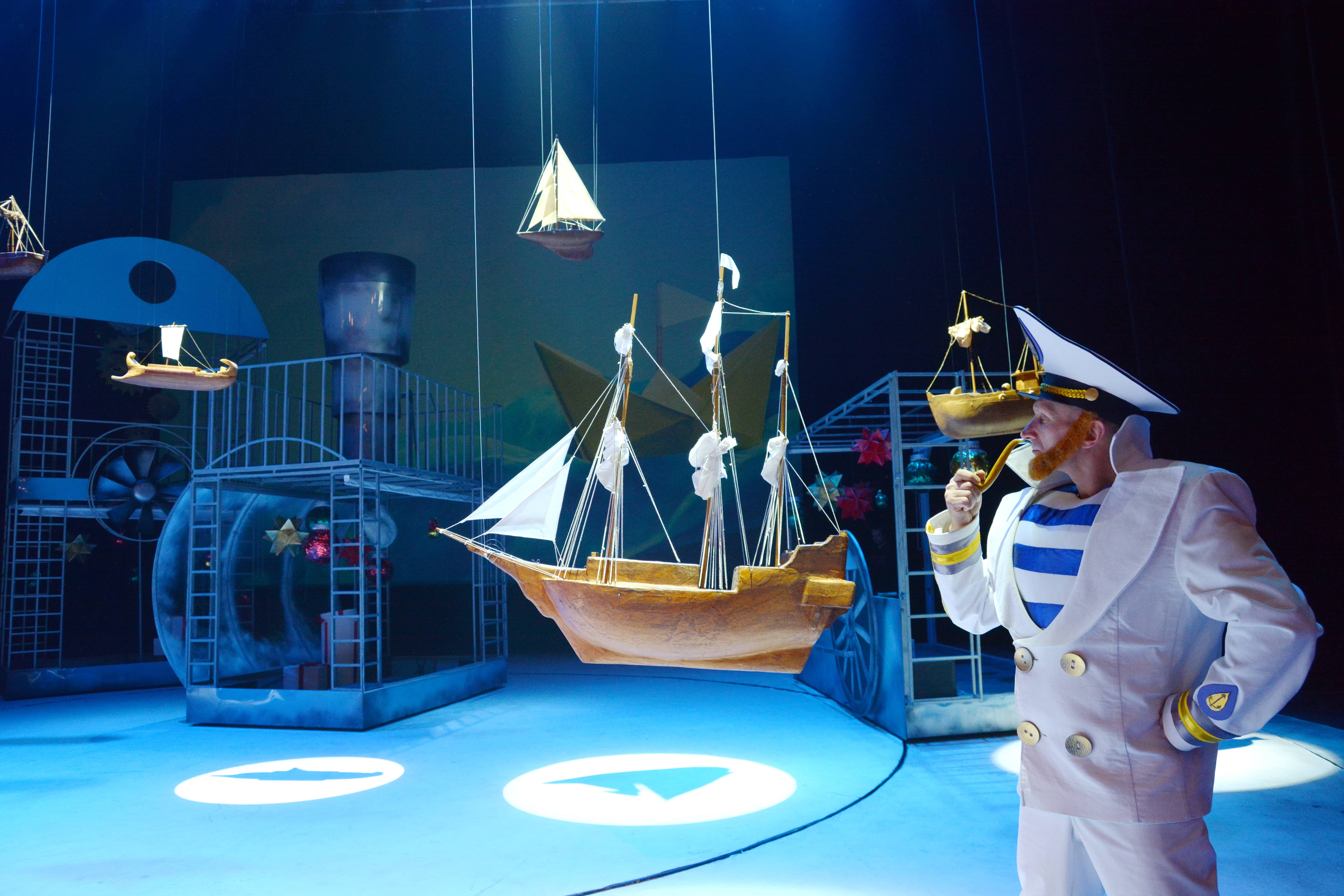 Новогодние превращения: на сцену нашего театра «выходят» корабли