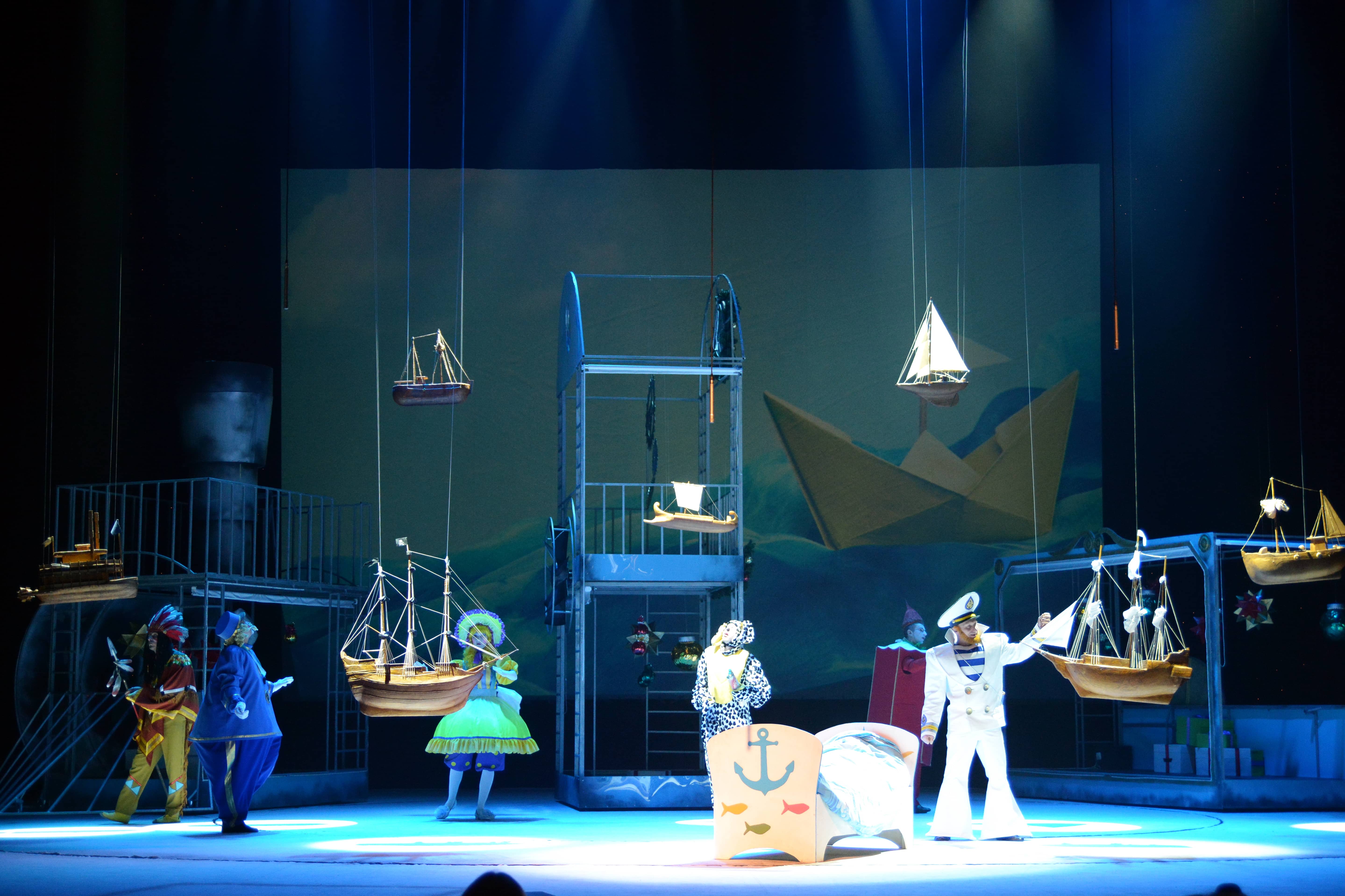 Новогодние превращения: на сцену нашего театра «выходят» корабли