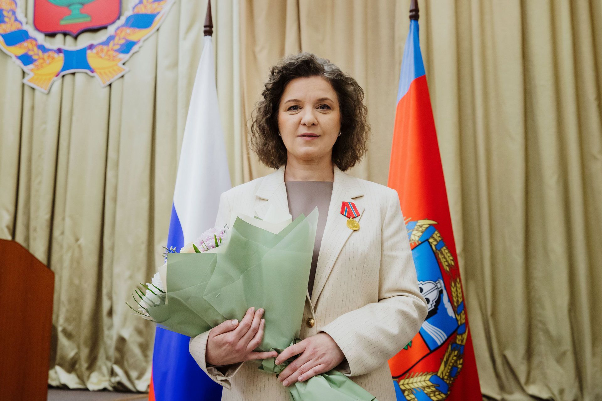 Заслуженная награда: актриса театра Елена Адушева отмечена медалью Президента России