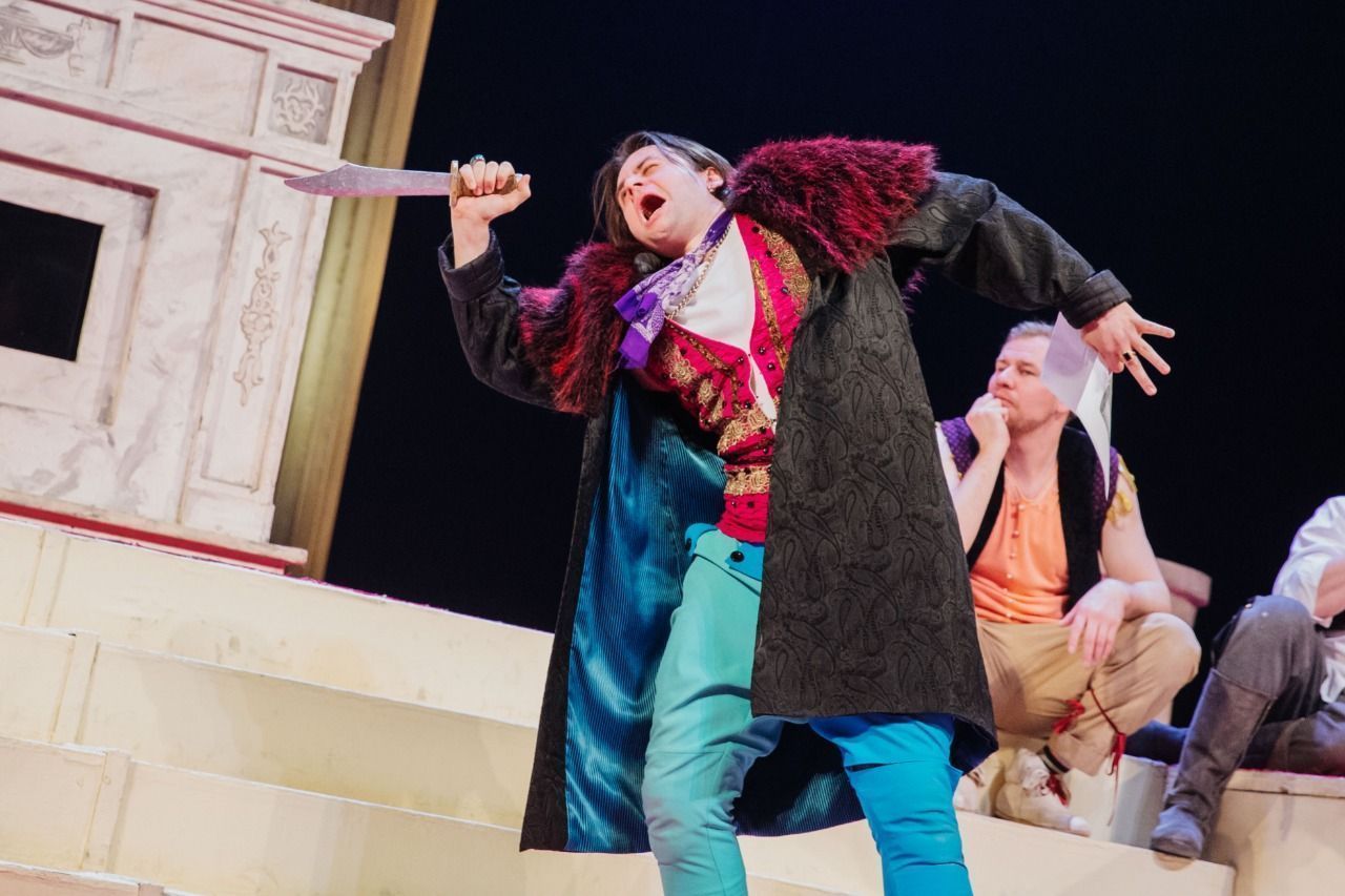 В стиле Шекспира: Елену Зотову поздравили с юбилеем после спектакля «Укрощение строптивой»