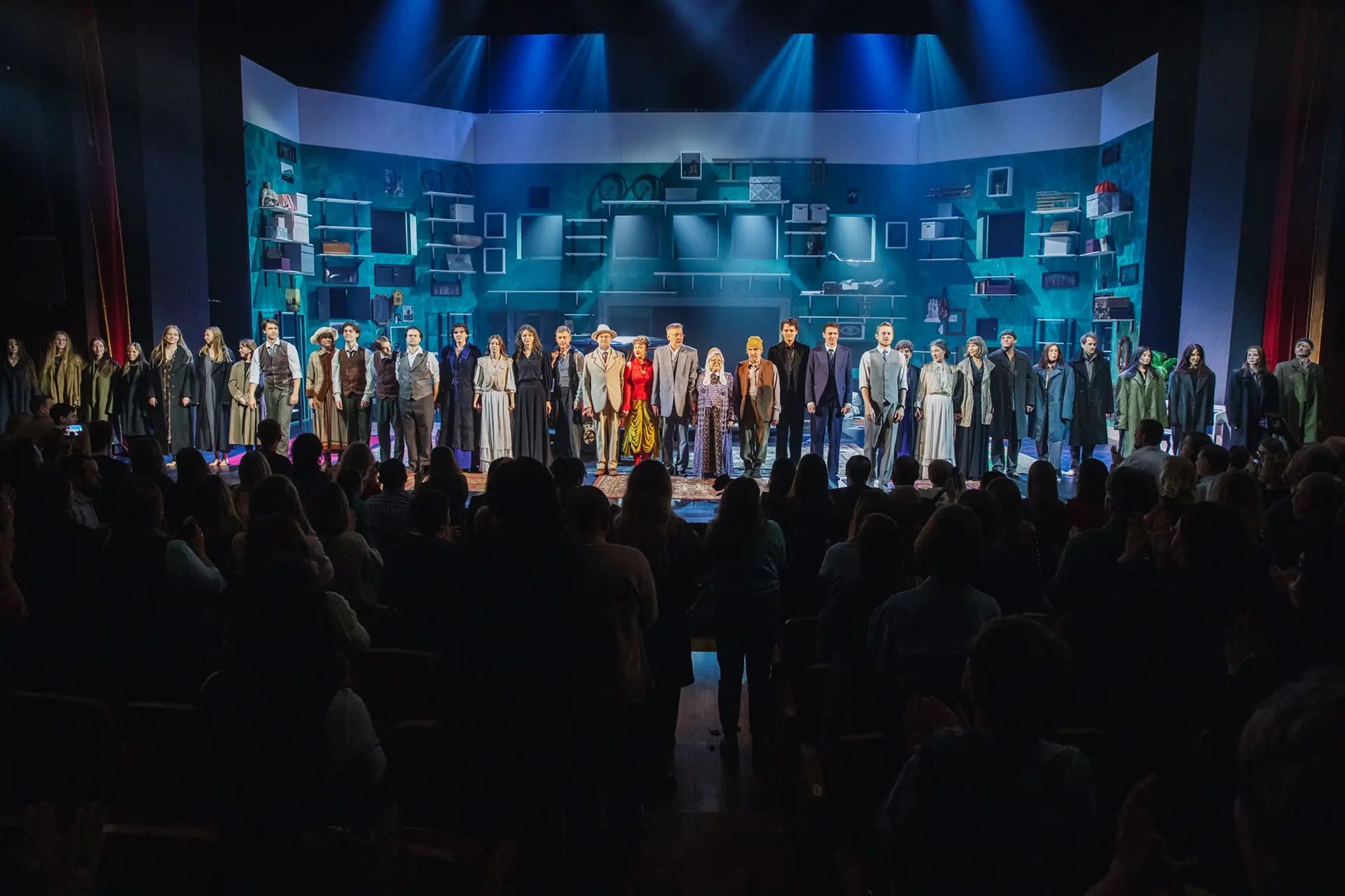 Всемирный день театра в Алтайском театре драмы: губернатор Виктор Томенко поздравил артистов с премьерой