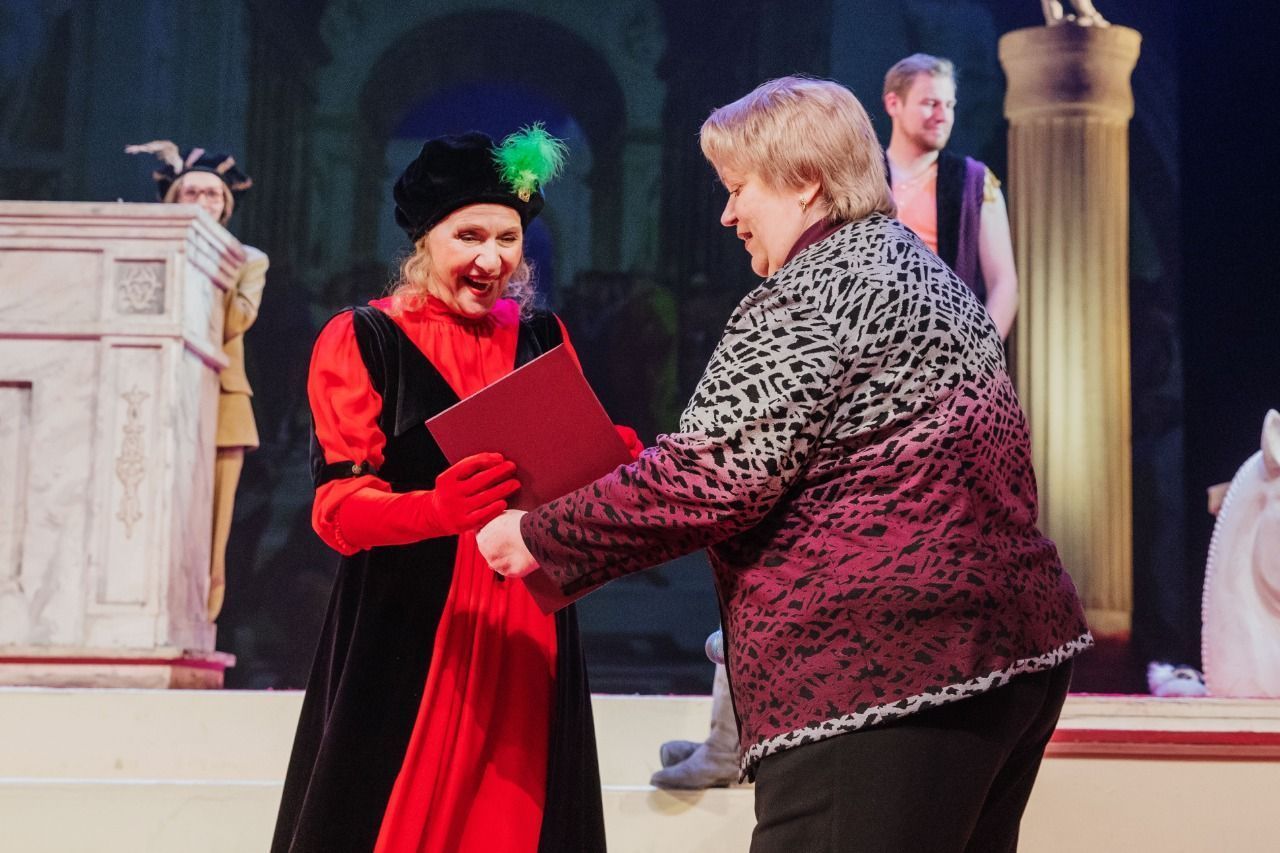 В стиле Шекспира: Елену Зотову поздравили с юбилеем после спектакля «Укрощение строптивой»