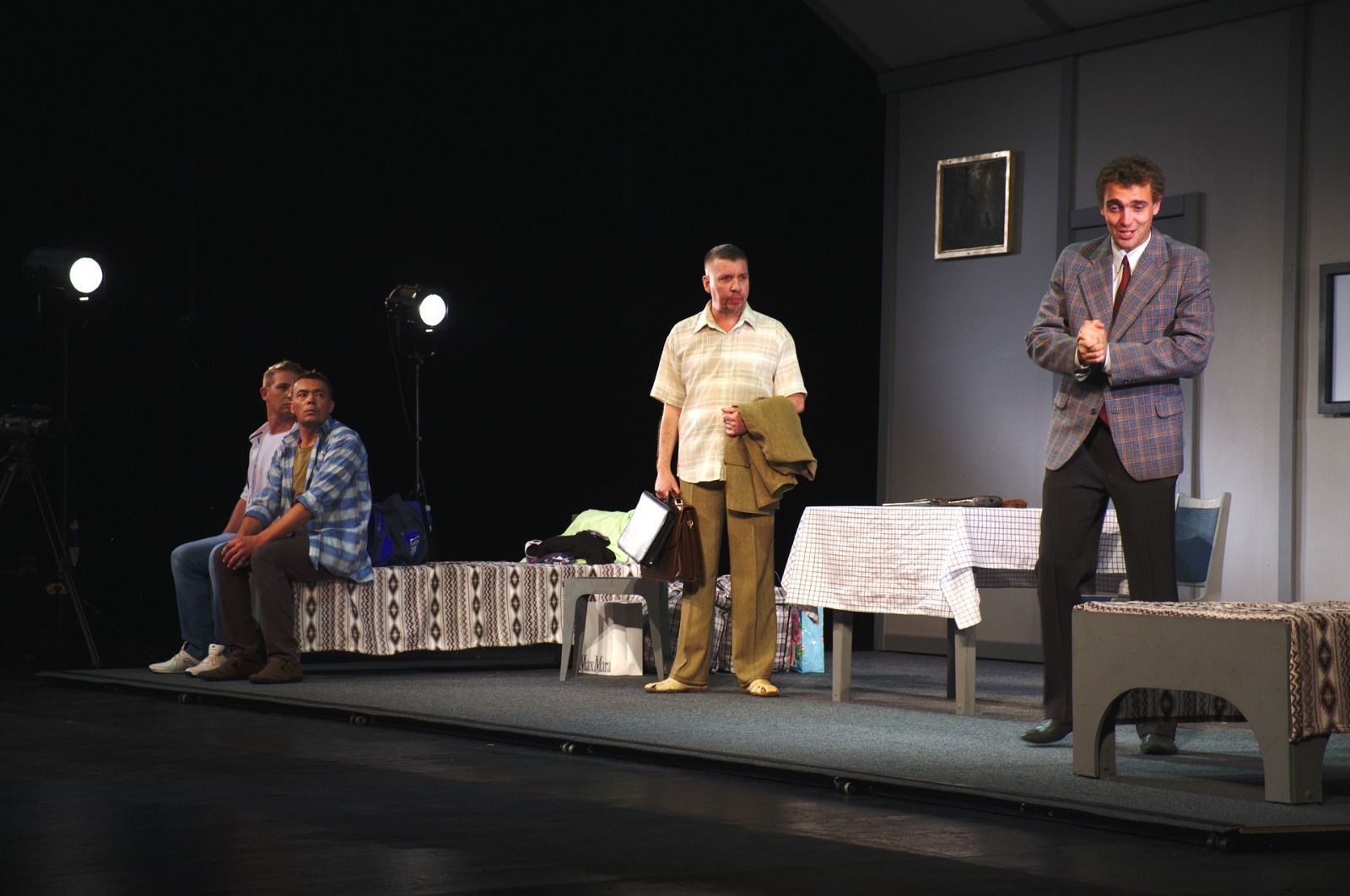 «Именно любовь всё вверх и поднимает»: в Алтайском театре драмы прошёл 50-й показ спектакля «Феномены»