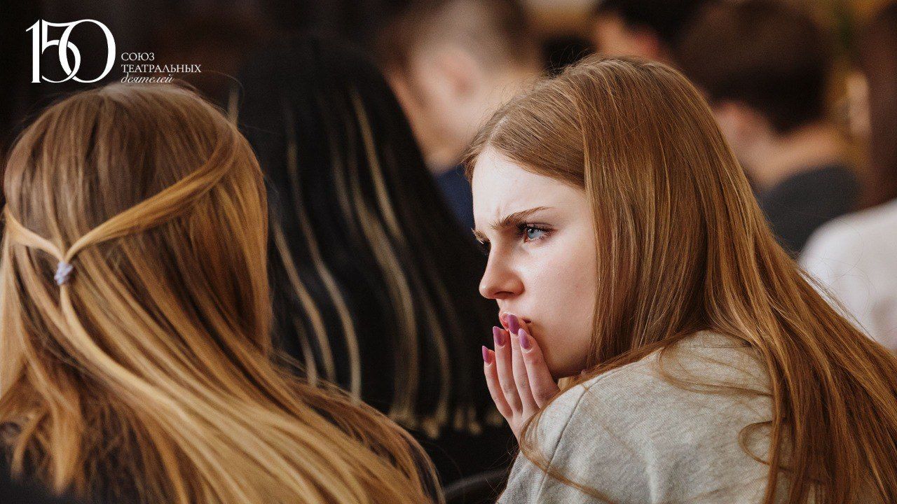 «Не просто лекция, а социальный разговор»: главный режиссёр краевого театра драмы встретился с барнаульскими школьниками