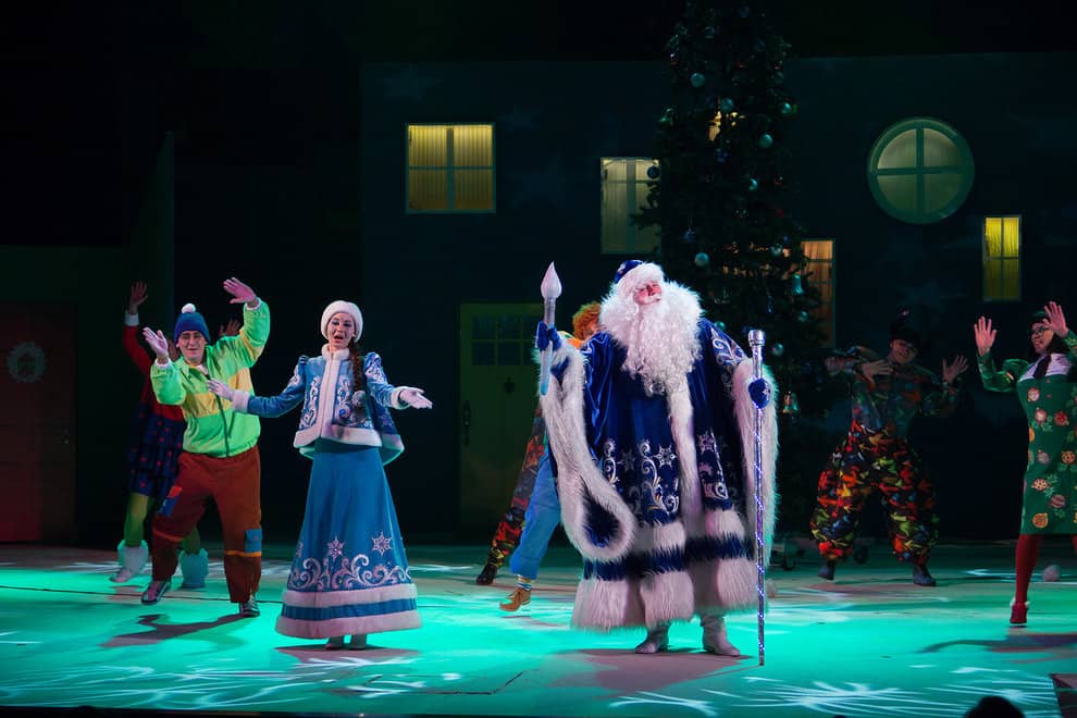 Новогодняя премьера в нашем театре! Первые показы сказки «Волшебная кисть Деда Мороза» состоялись!