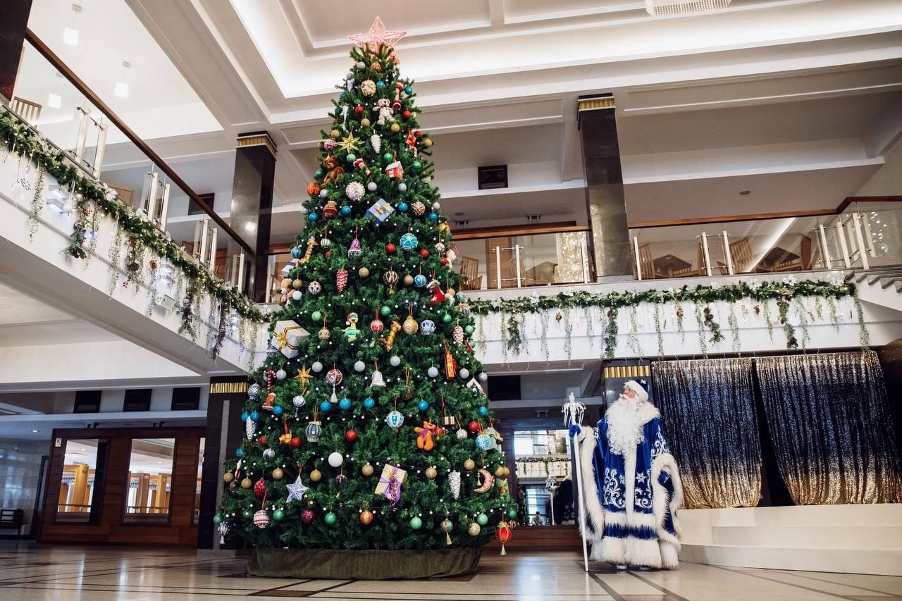 Новогодняя кампания в Алтайском театре драмы: ностальгия по 1999-му и сказка для детей