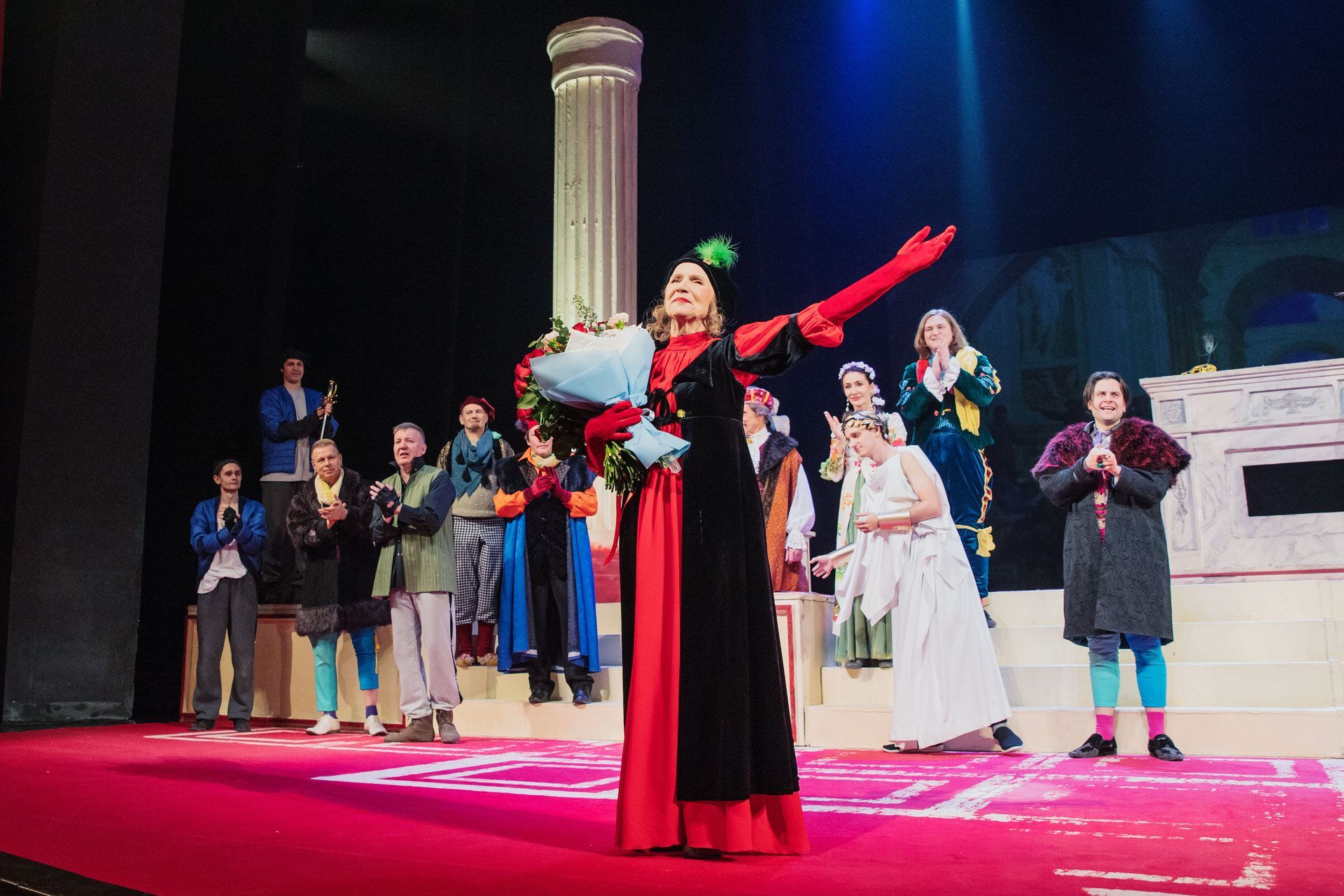 В стиле Шекспира: Елену Зотову поздравили с юбилеем после спектакля «Укрощение строптивой»