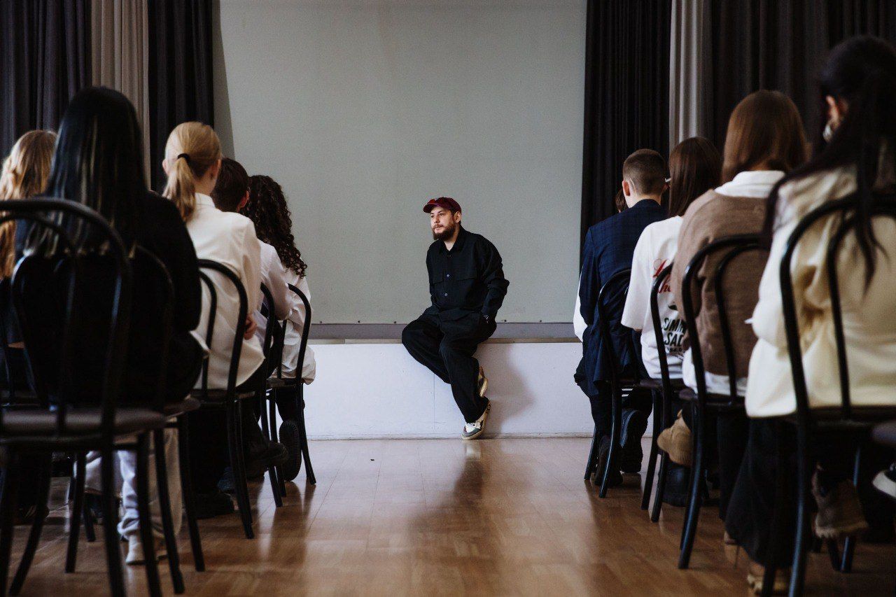 «Не просто лекция, а социальный разговор»: главный режиссёр краевого театра драмы встретился с барнаульскими школьниками