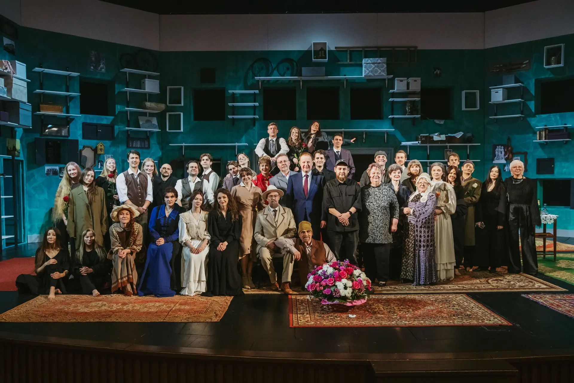 Всемирный день театра в Алтайском театре драмы: губернатор Виктор Томенко поздравил артистов с премьерой