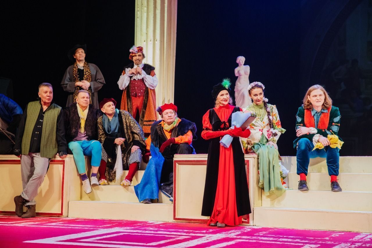 В стиле Шекспира: Елену Зотову поздравили с юбилеем после спектакля «Укрощение строптивой»