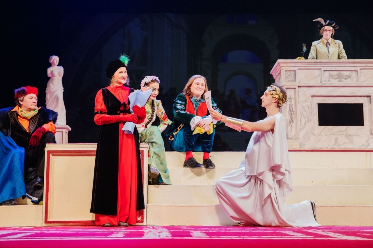 В стиле Шекспира: Елену Зотову поздравили с юбилеем после спектакля «Укрощение строптивой»