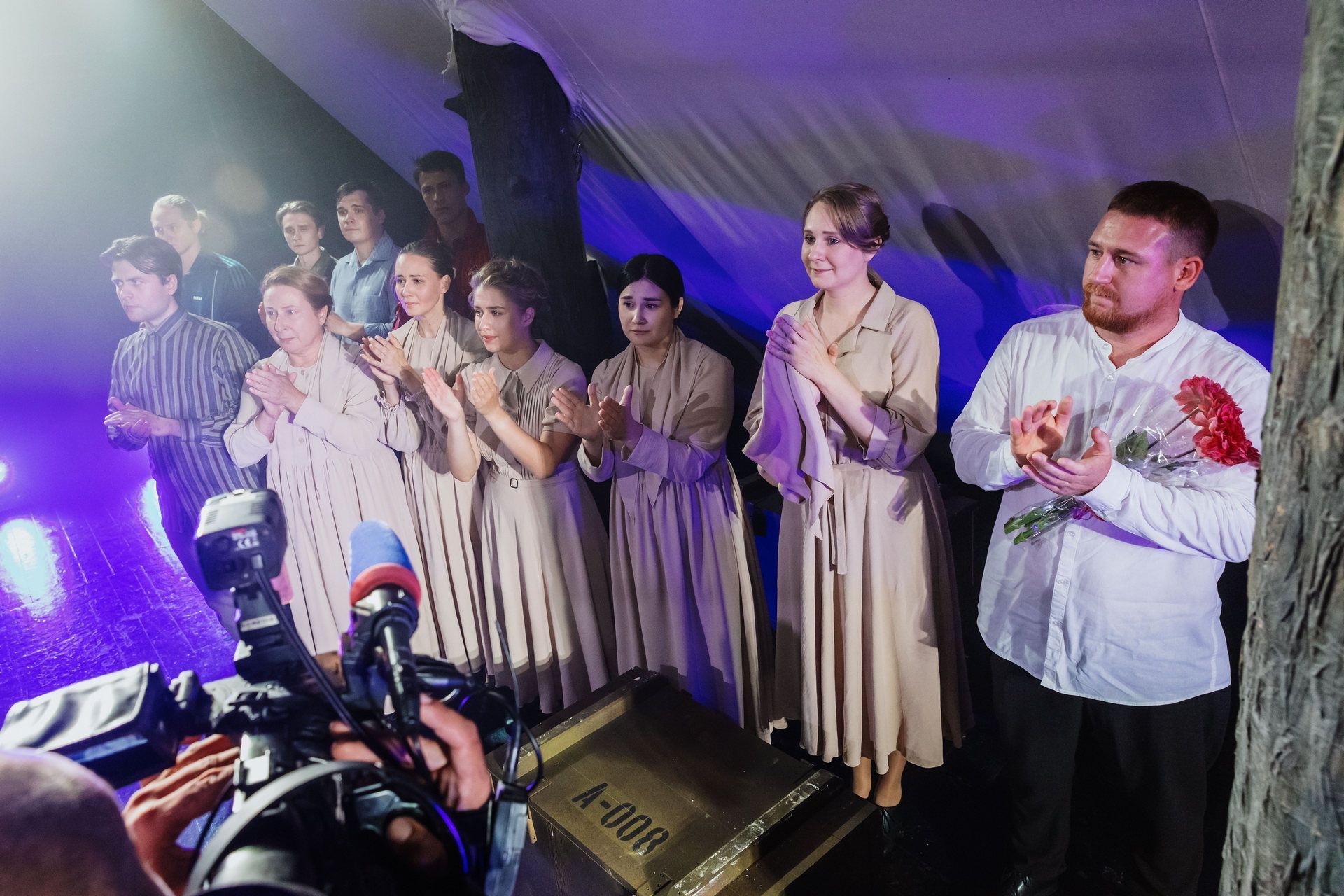 История страны голосами матерей бойцов СВО. Премьера спектакля «А в доме том солдата ждут» состоялась в театре драмы