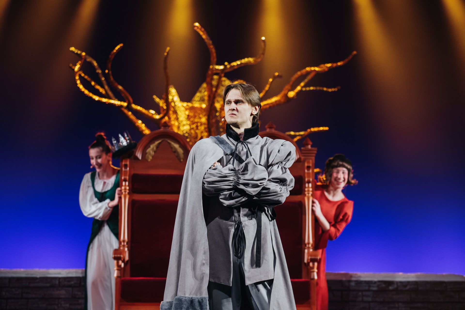 Марафон чудес: в Алтайском краевом театре драмы 60 раз покажут новогодний спектакль «Три орешка для Золушки»