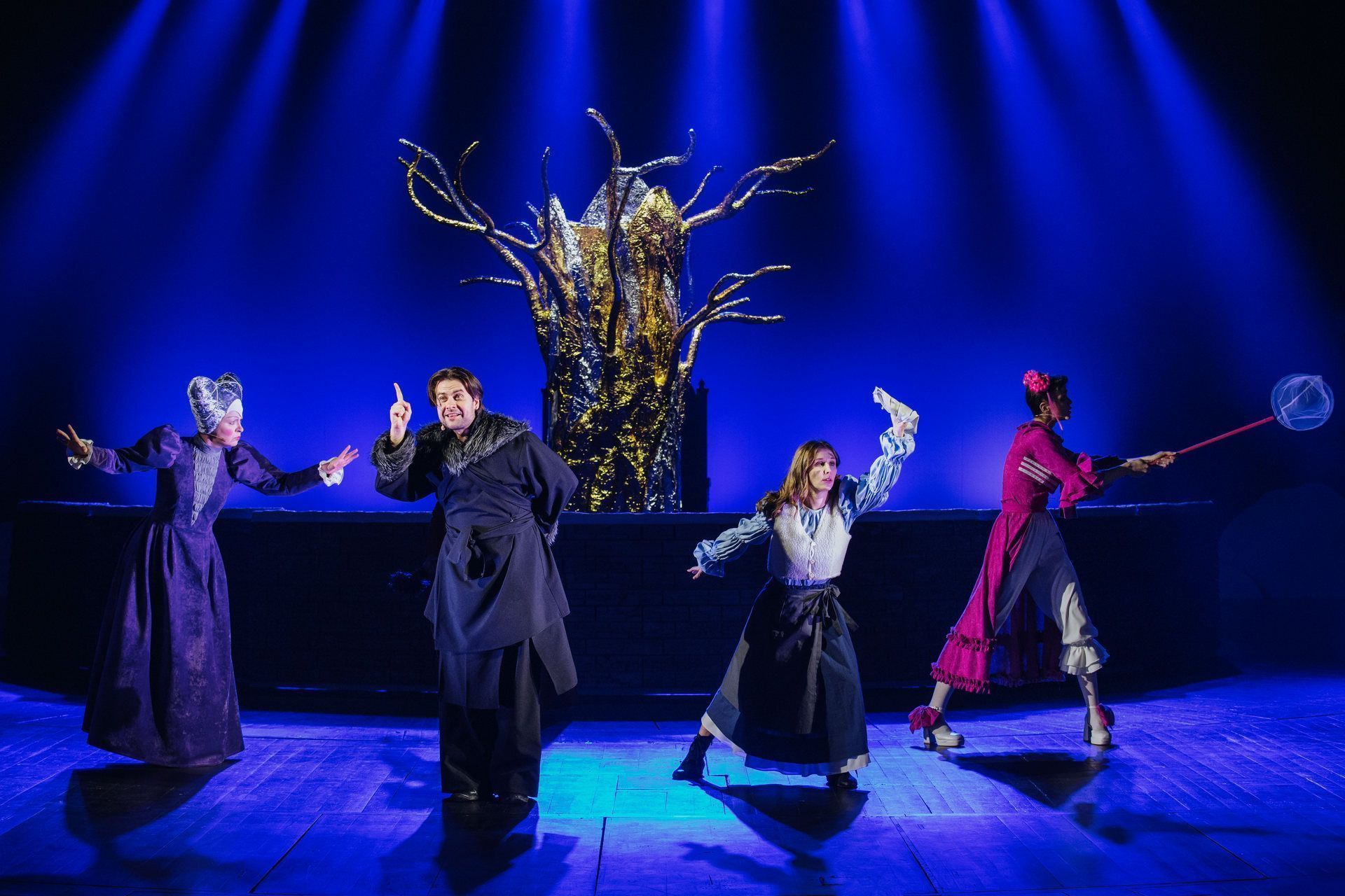 Марафон чудес: в Алтайском краевом театре драмы 60 раз покажут новогодний спектакль «Три орешка для Золушки»