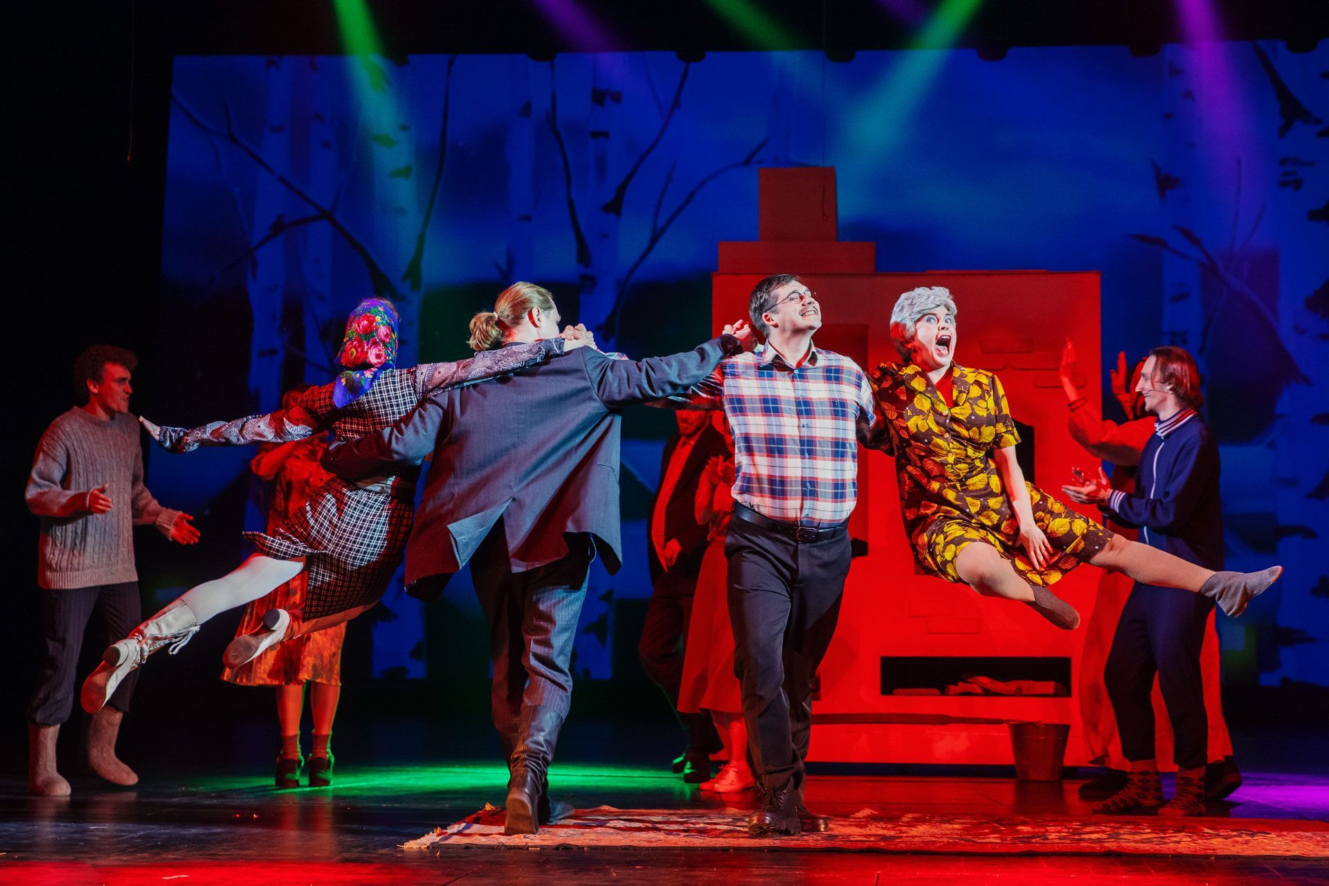 «Всё о любви»: премьера новогоднего спектакля «Беги, Маруся!» прошла в Барнауле