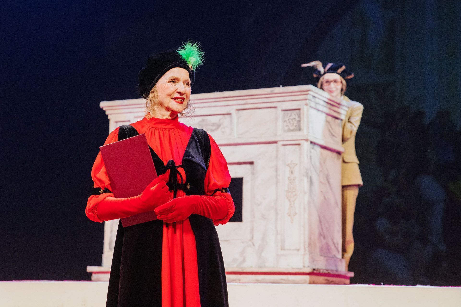 В стиле Шекспира: Елену Зотову поздравили с юбилеем после спектакля «Укрощение строптивой»