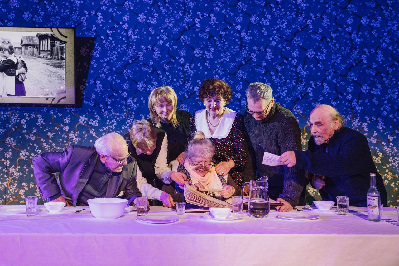 «Не надо нас забывать»: премьера спектакля «Старадость» прошла в Алтайском краевом театре драмы