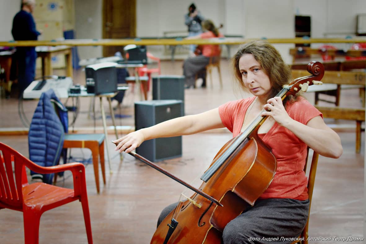 Лена Кегелева ради роли в спектакле «За двумя зайцами» учится играть на виолончели