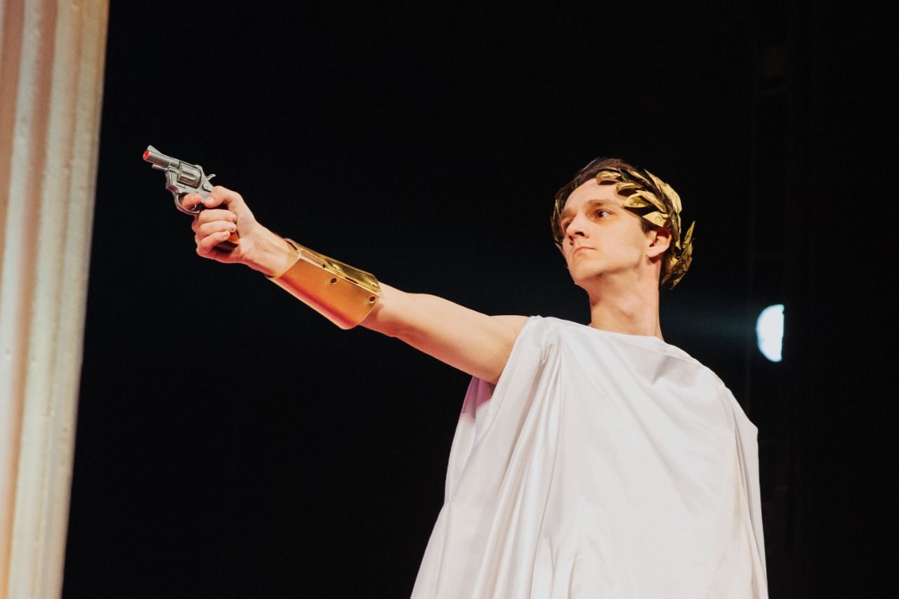 В стиле Шекспира: Елену Зотову поздравили с юбилеем после спектакля «Укрощение строптивой»