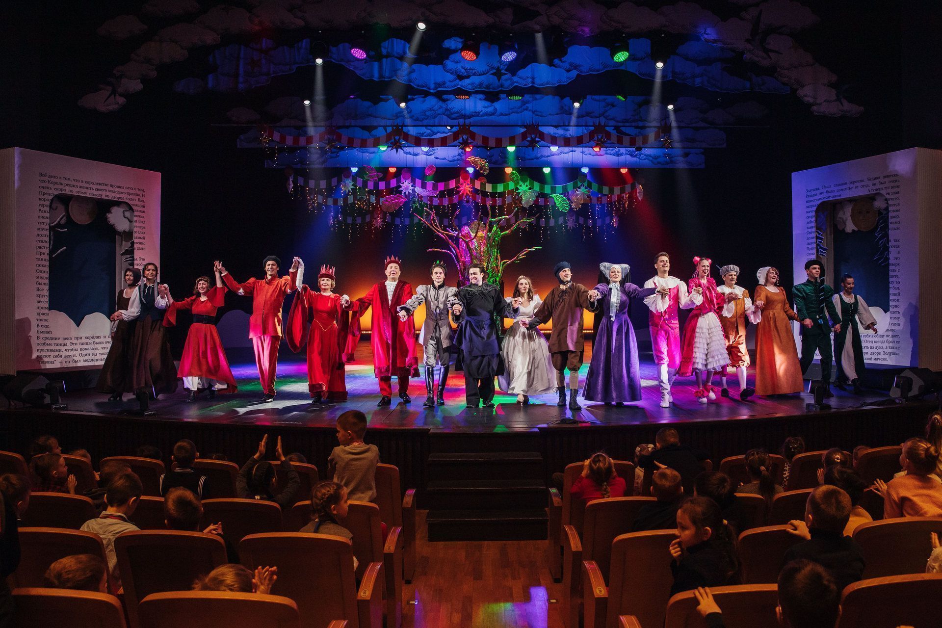 Марафон чудес: в Алтайском краевом театре драмы 60 раз покажут новогодний спектакль «Три орешка для Золушки»