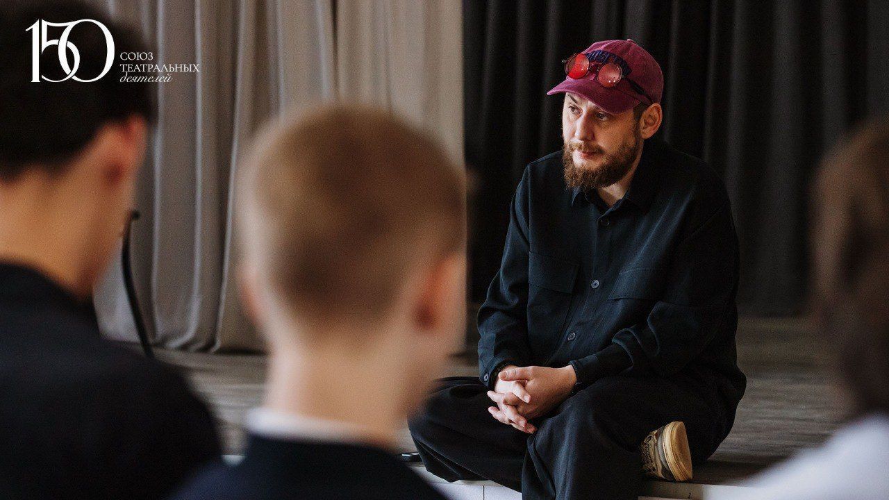 «Не просто лекция, а социальный разговор»: главный режиссёр краевого театра драмы встретился с барнаульскими школьниками