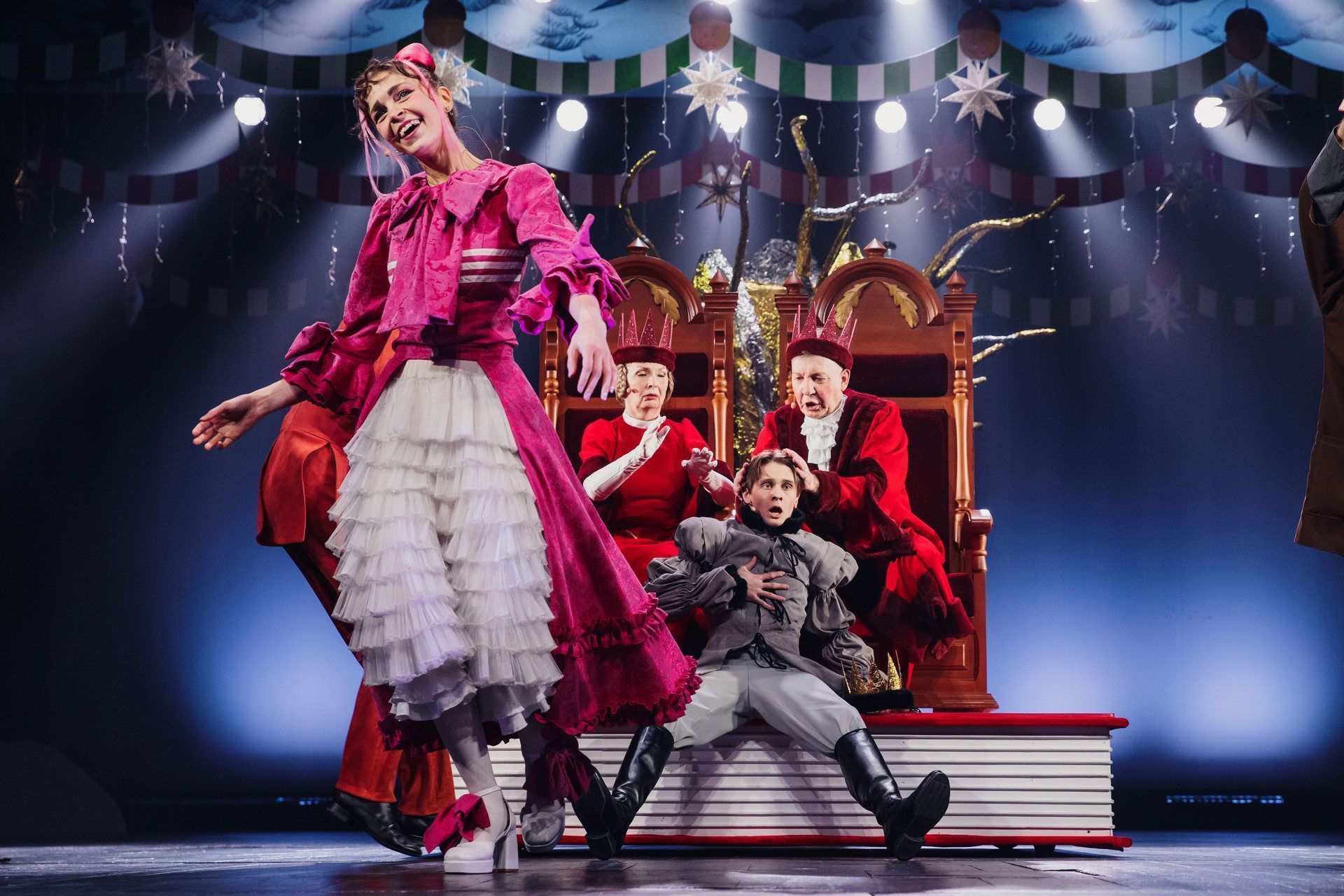 Марафон чудес: в Алтайском краевом театре драмы 60 раз покажут новогодний спектакль «Три орешка для Золушки»