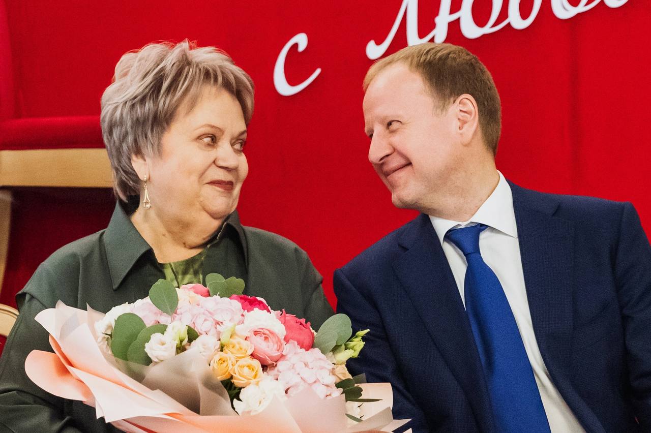 Губернатор вручил директору Краевого театра драмы Любови Березиной медаль «За заслуги в труде» 
