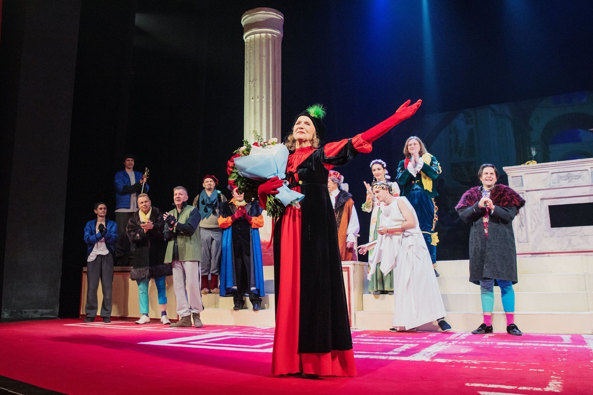 В стиле Шекспира: Елену Зотову поздравили с юбилеем после спектакля «Укрощение строптивой»