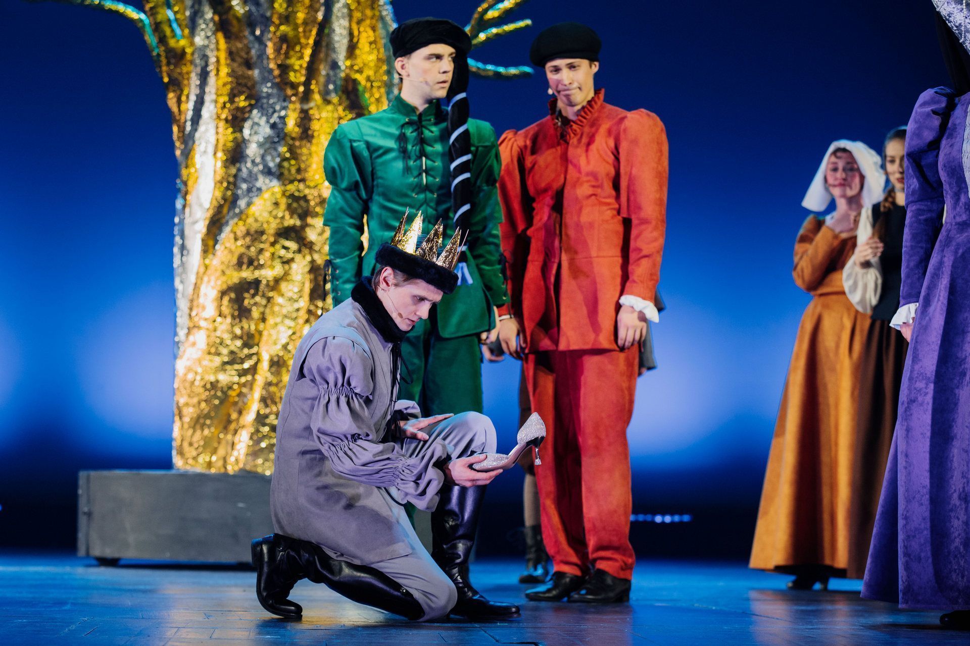 Марафон чудес: в Алтайском краевом театре драмы 60 раз покажут новогодний спектакль «Три орешка для Золушки»