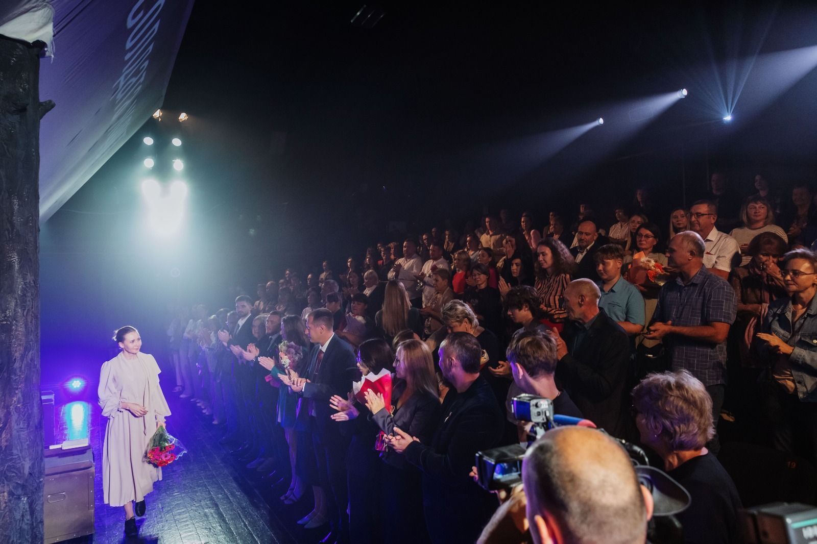 История страны голосами матерей бойцов СВО. Премьера спектакля «А в доме том солдата ждут» состоялась в театре драмы