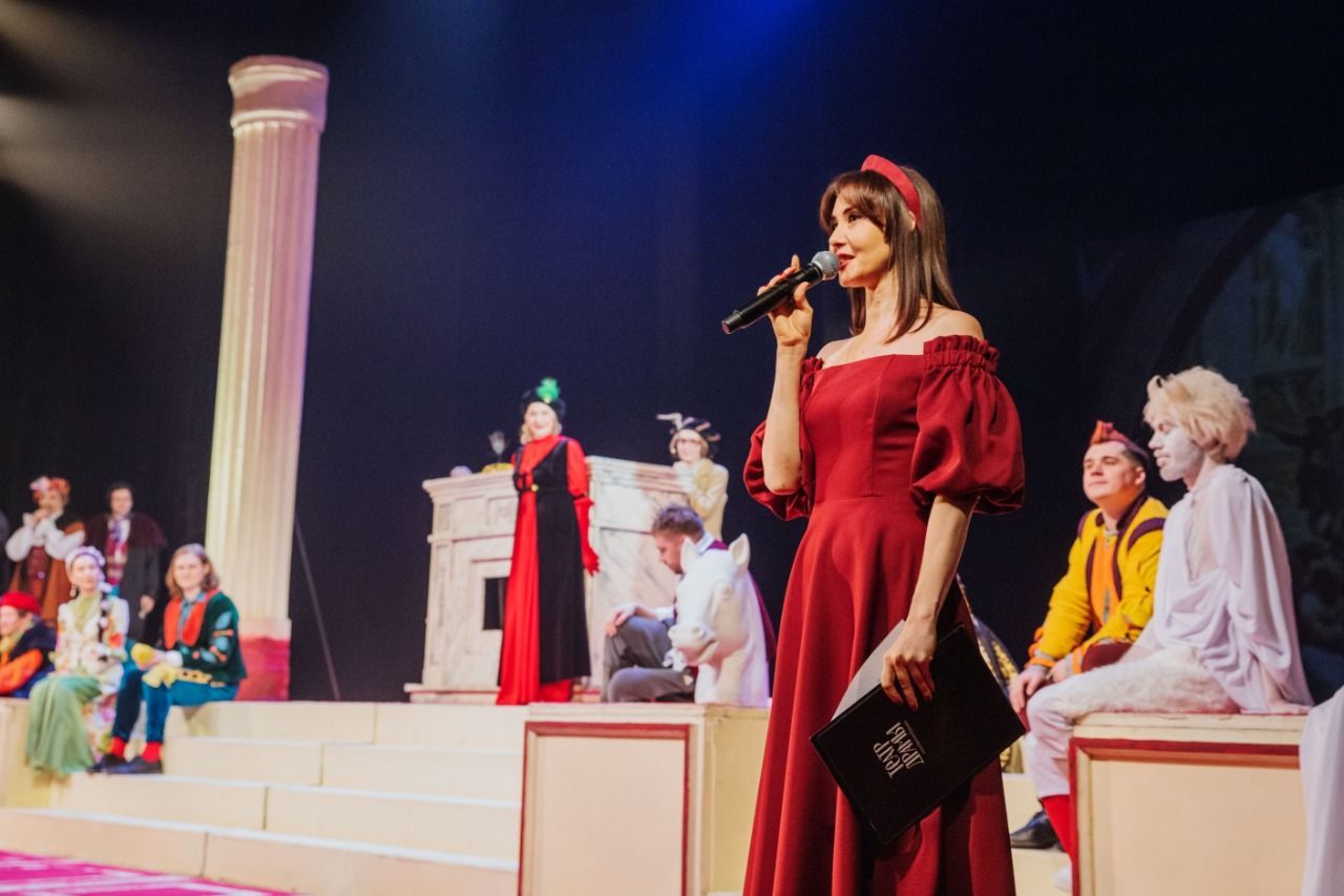 В стиле Шекспира: Елену Зотову поздравили с юбилеем после спектакля «Укрощение строптивой»